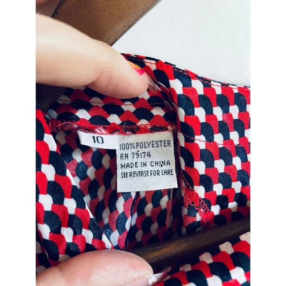 Vintage 80s Size 10 Short Sleeve Red and Black Patterned Blouse - Picture 4 of 6